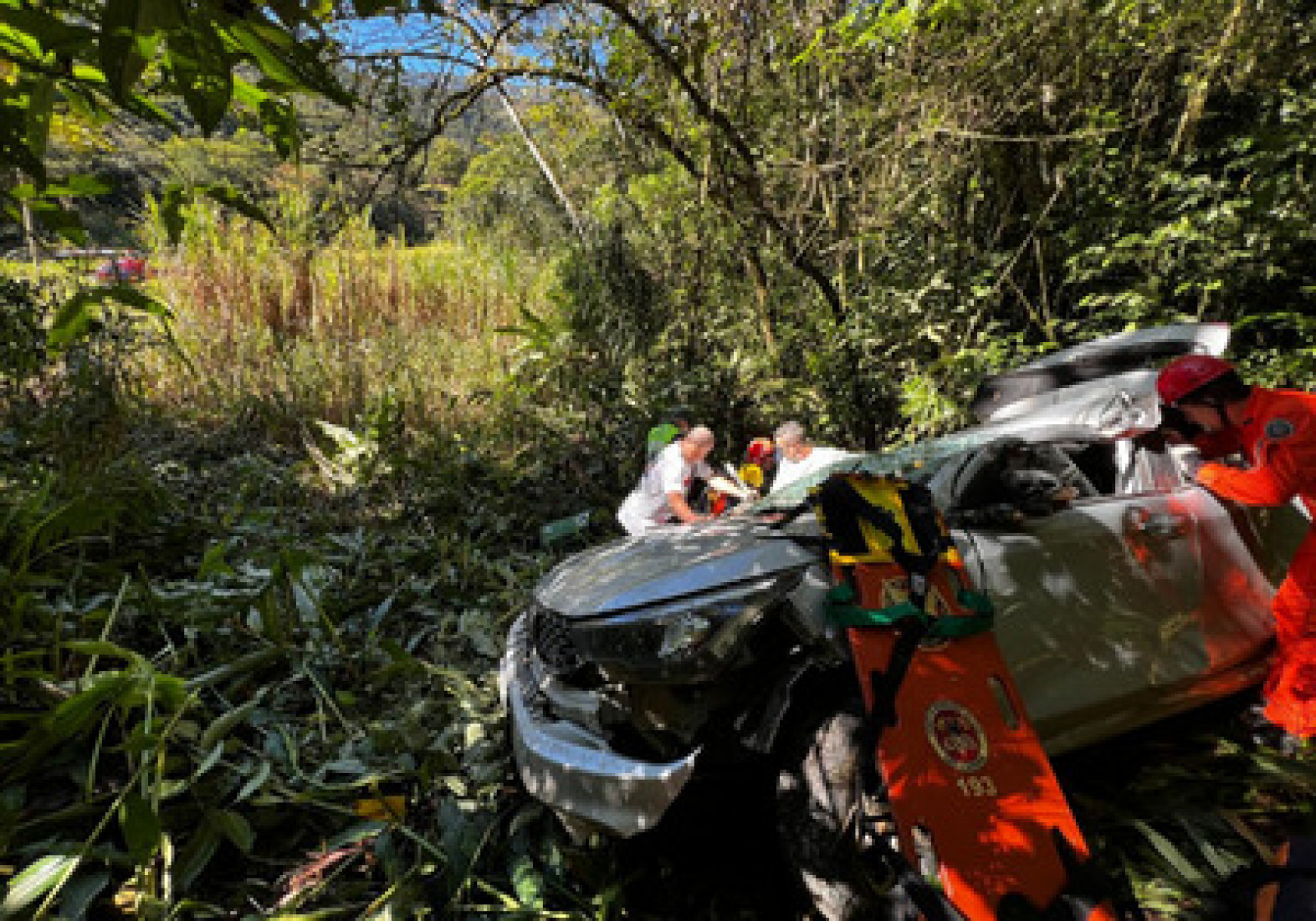 Segundo informações do Corpo de Bombeiros, a filha conduzia o automóvel e a mãe estava no banco do passageiro