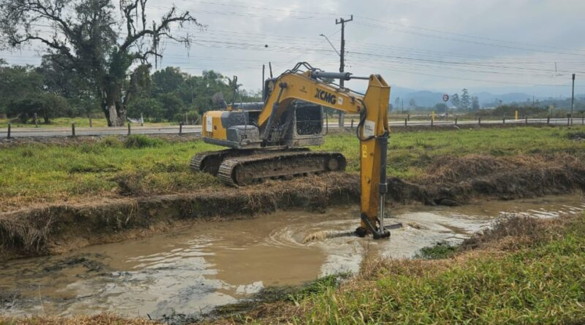 A limpeza de valas junto às plantações é um dos trabalhos executados pela Patrulha Mecanizada