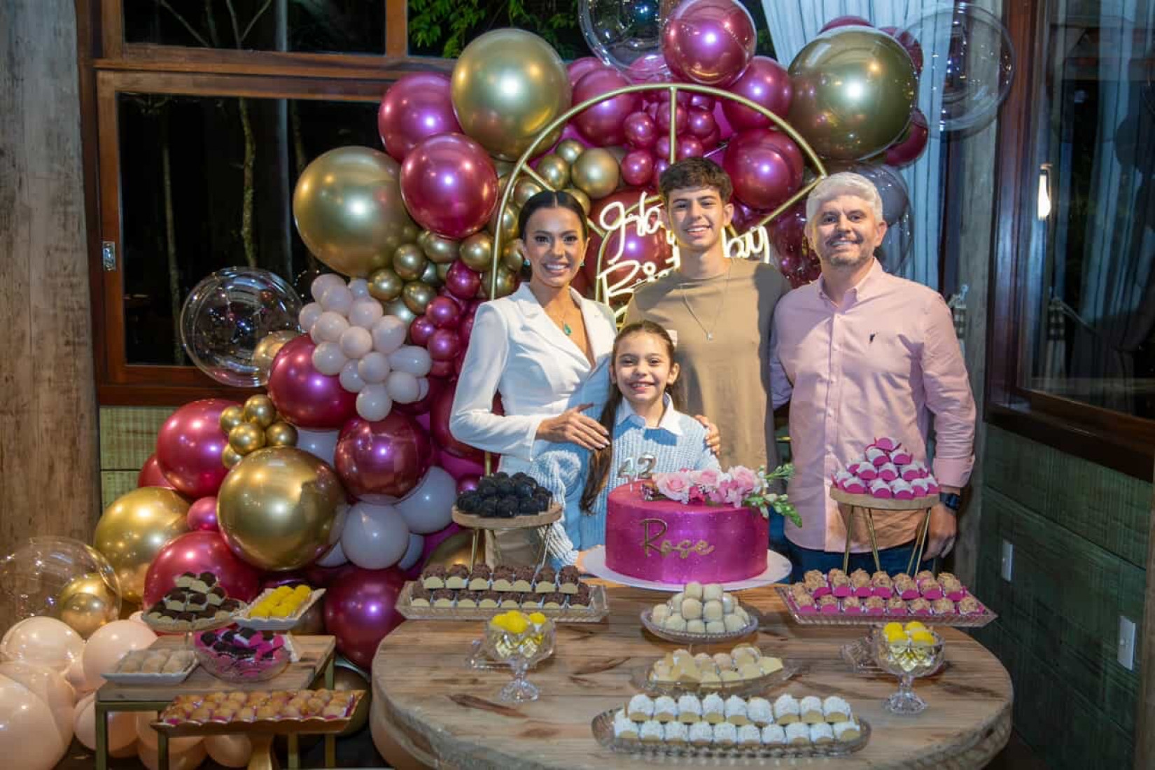 Primeira dama de Blumenau, Rose Ferrari na foto com o marido, Prefeito Delegado Egidio Ferrari e filhos