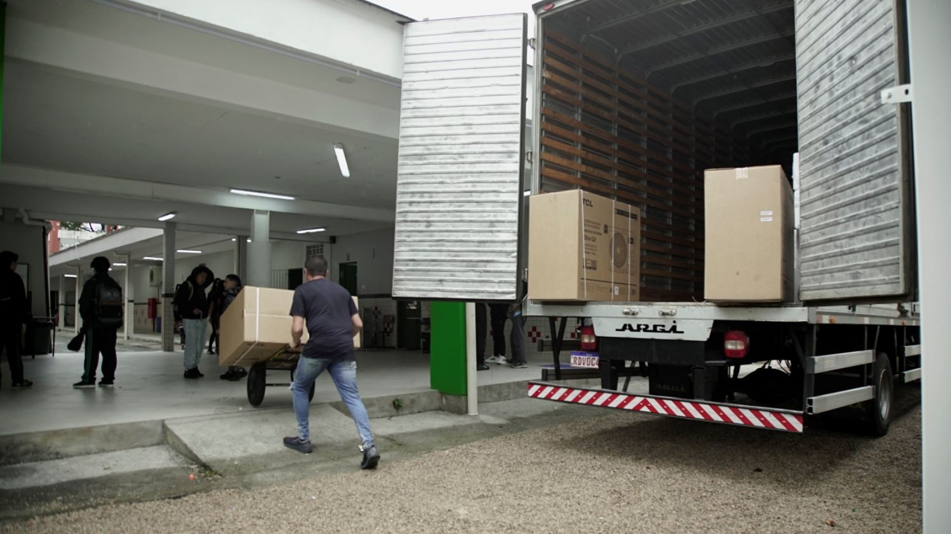 Equipamentos estão sendo distribuídos para unidades escolares de todo o estado