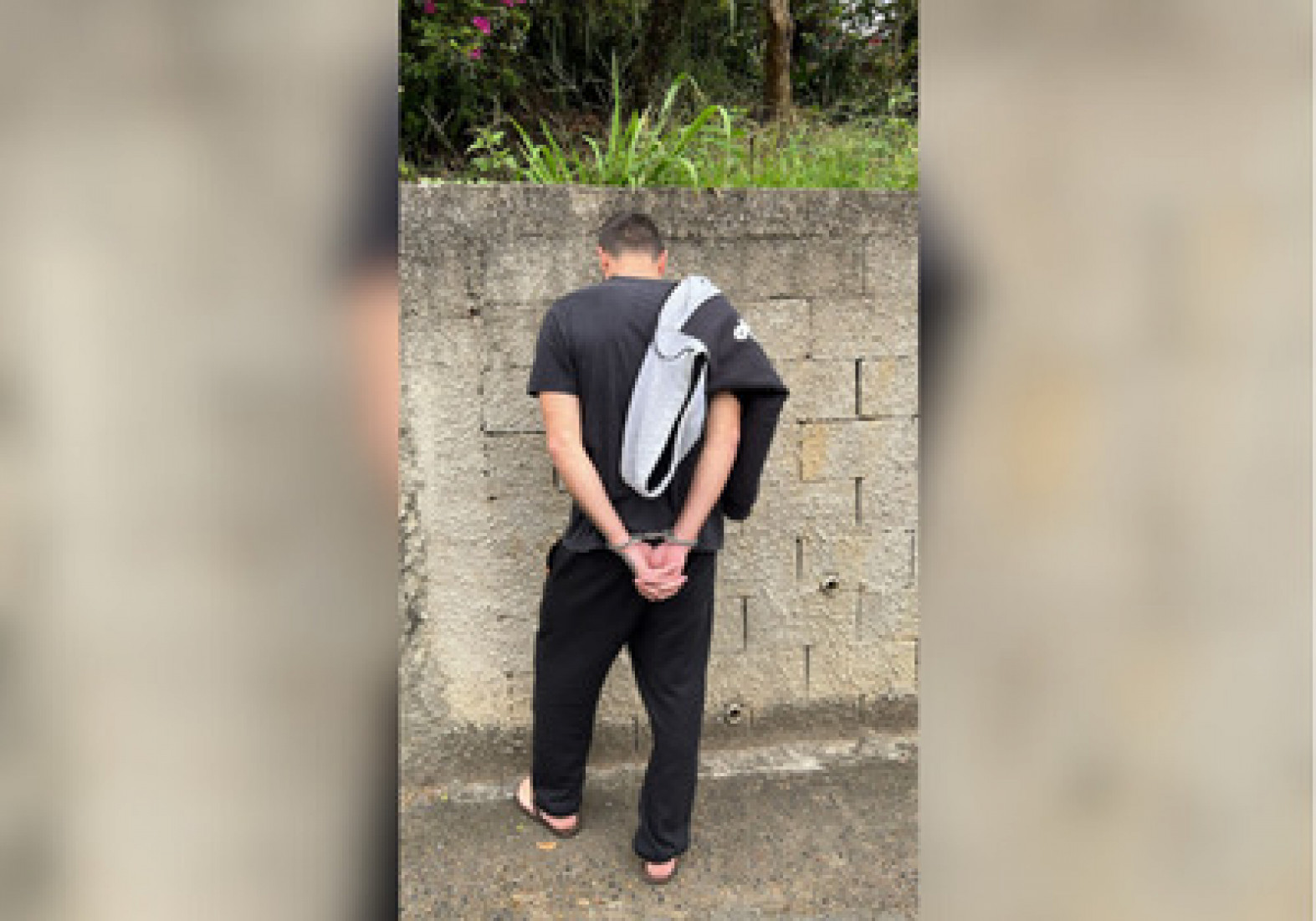 Ele estava foragido há dois meses e possui diversas passagens policiais