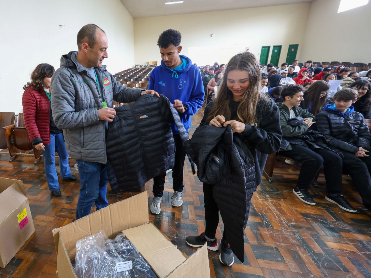 Professores e alunos celebraram a novidade, destacando que há anos aguardavam por uniformes dessa qualidade