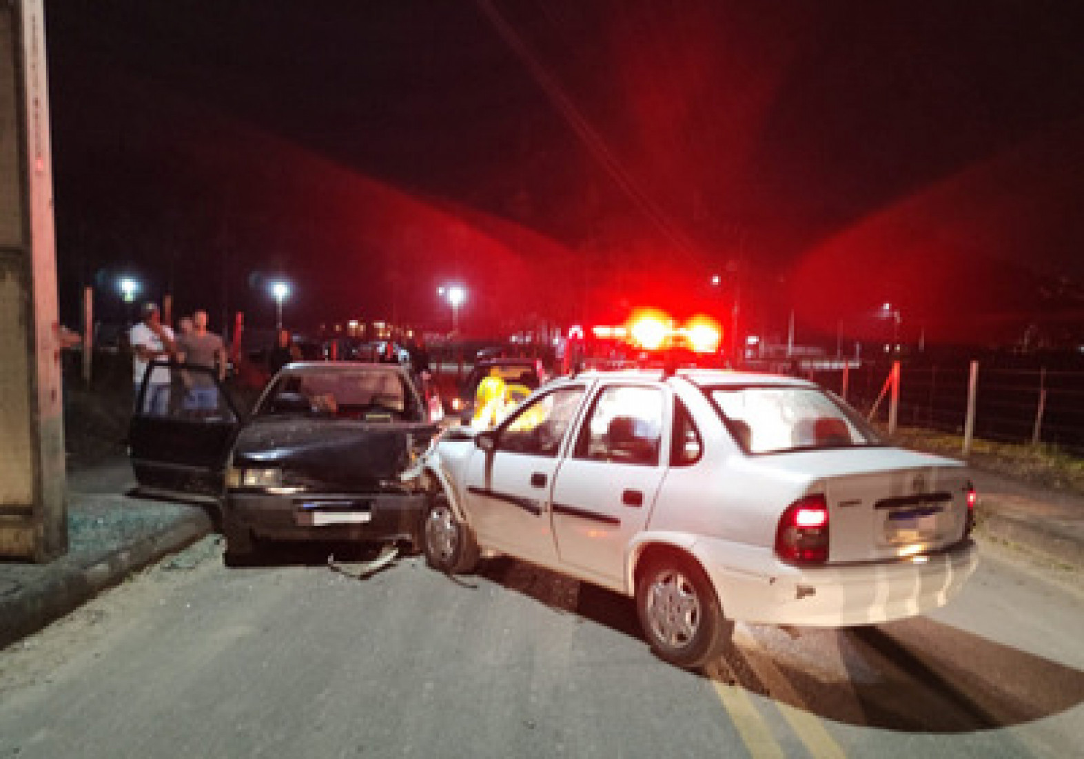 O motorista do Corsa fugiu do local após a batida