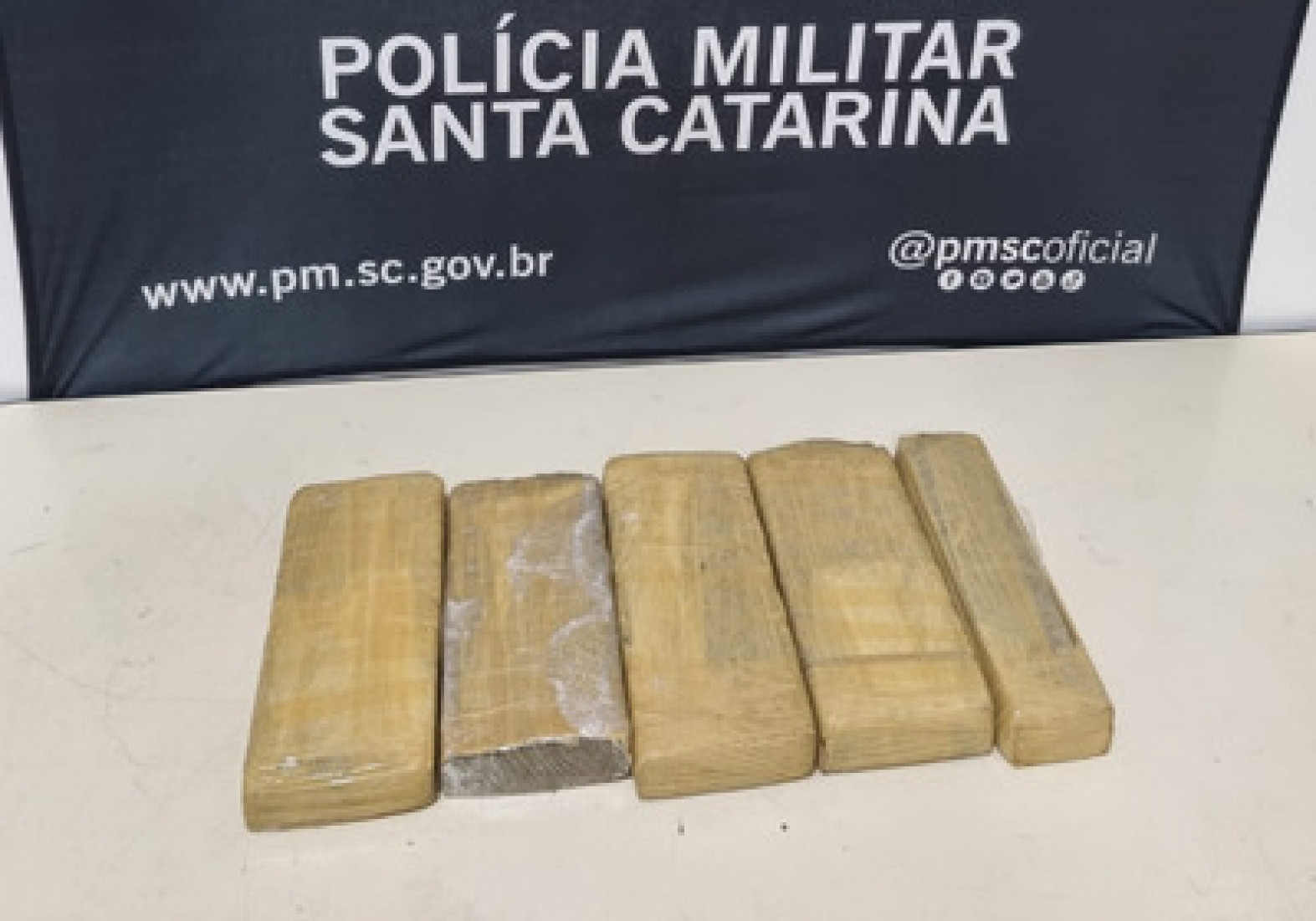 Dentro do material, estavam cinco tabletes de maconha, pesando cerca de 3 quilos