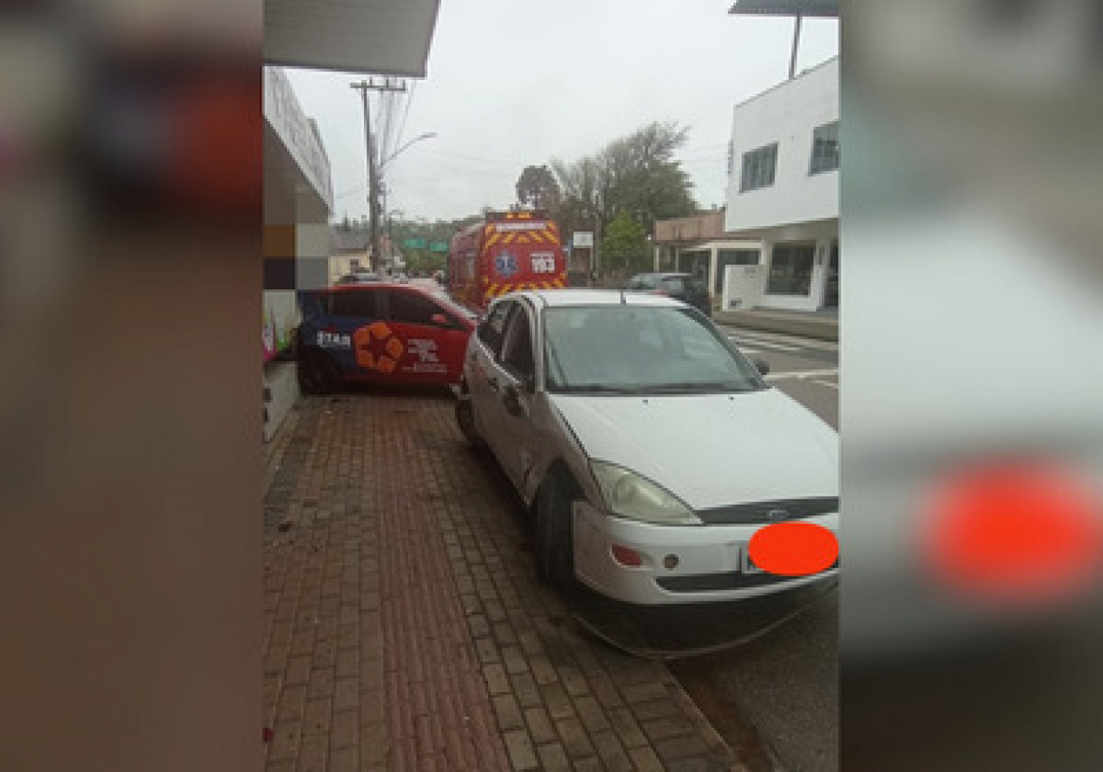 O motorista do Focus foi encontrado caído na calçada com um corte na orelha direita