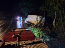 Carreta tomba na BR-470 em Apiúna e motorista sai ileso