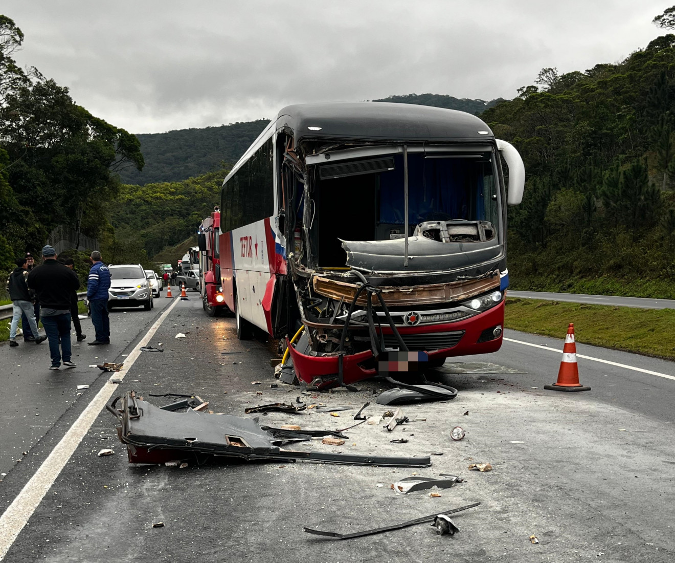 õnibus atingiu a traseira da carreta