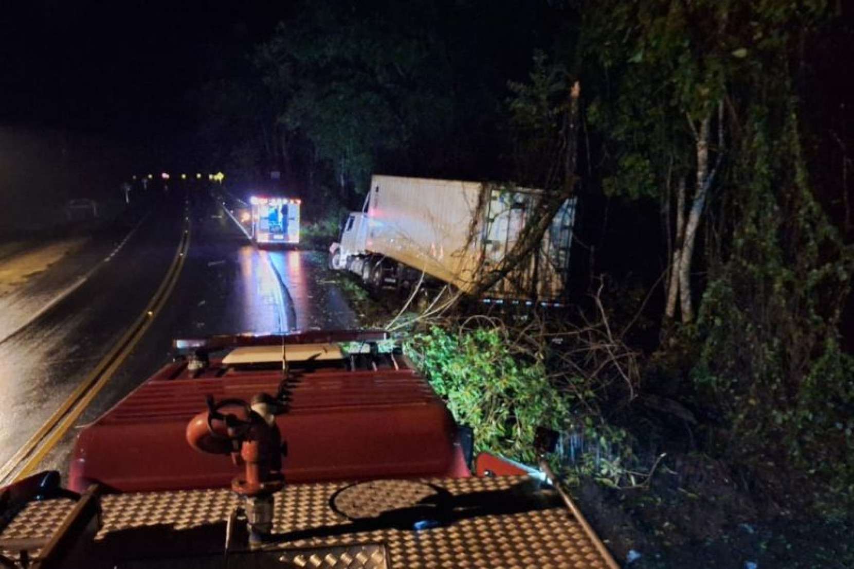 Carreta tomba na BR-470 em Apiúna e motorista sai ileso
