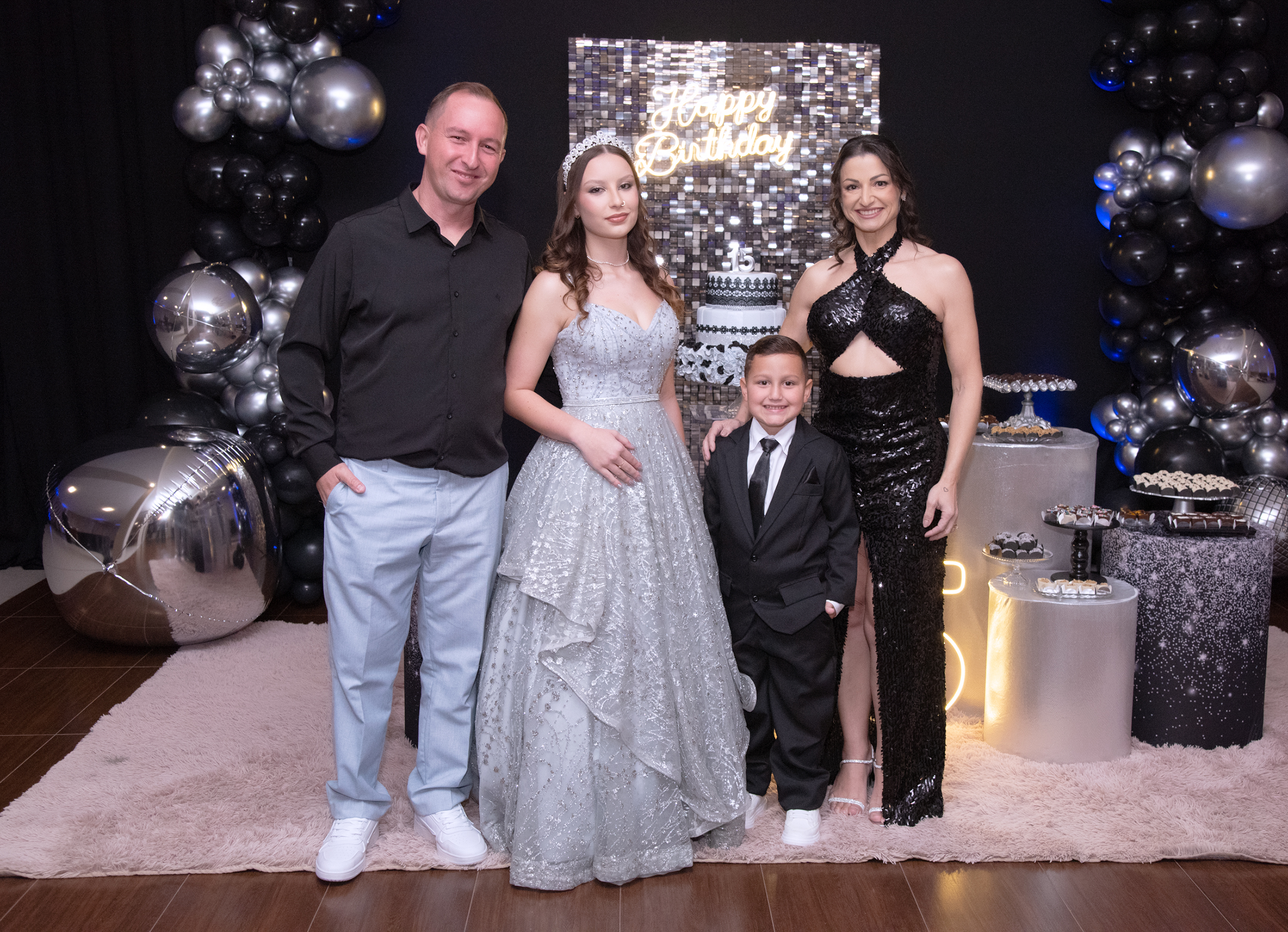 Laiza Roncáglio com os pais Regina e Jelson e o irmão Gael