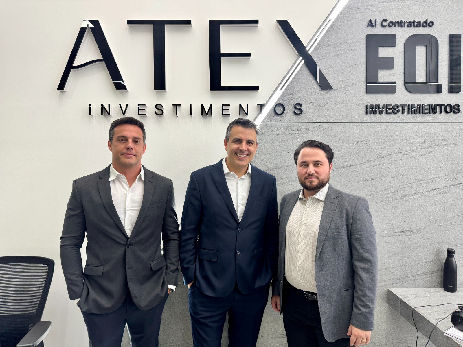 Roberto Pereira (Centro), da Atex, e os sócios da Elite Investimentos, Lucas e Bruno