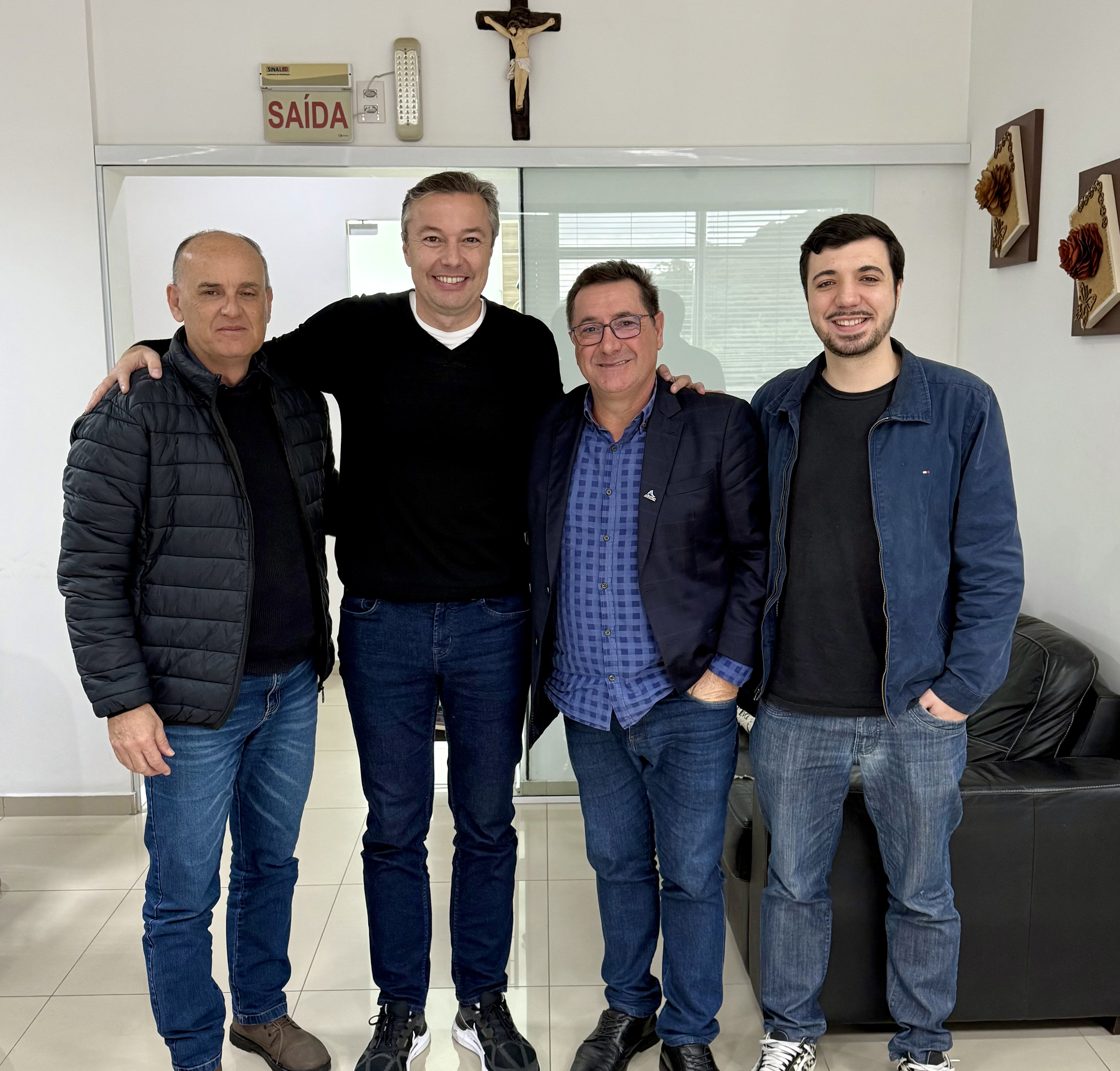 Jornalista Alexandre Melo, Deputado Napoleão Bernardes, Diretor do Jornal Metas José Roberto Deschamps, Gerente comercial do Jornal Metas Davi Deschamps