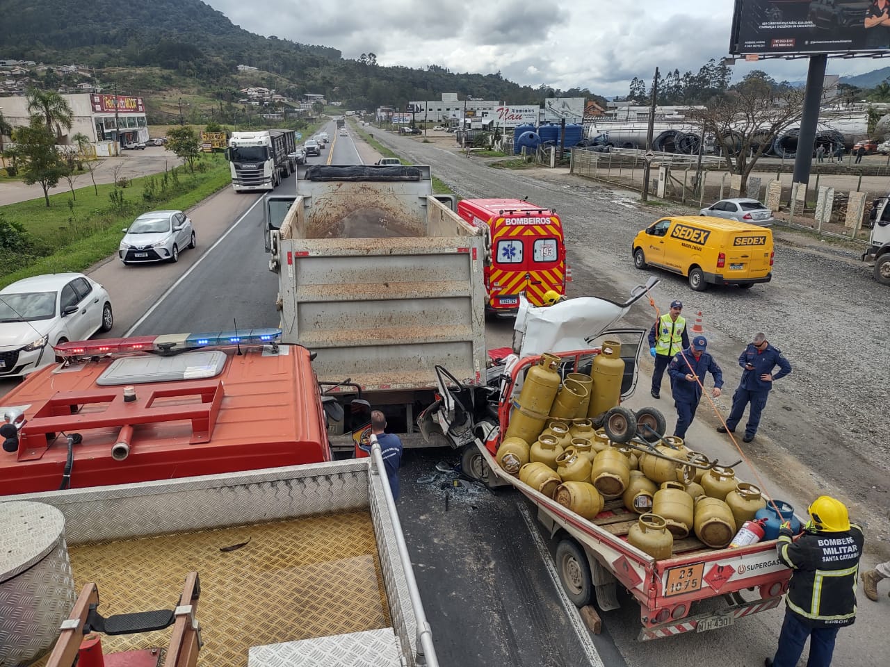 O condutor do caminhão não sofreu ferimentos, mas o motorista da caminhonete ficou preso às ferragens
