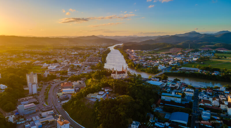Com esse avanço, o município passou a integrar a lista das 20 cidades mais populosas de Santa Catarina