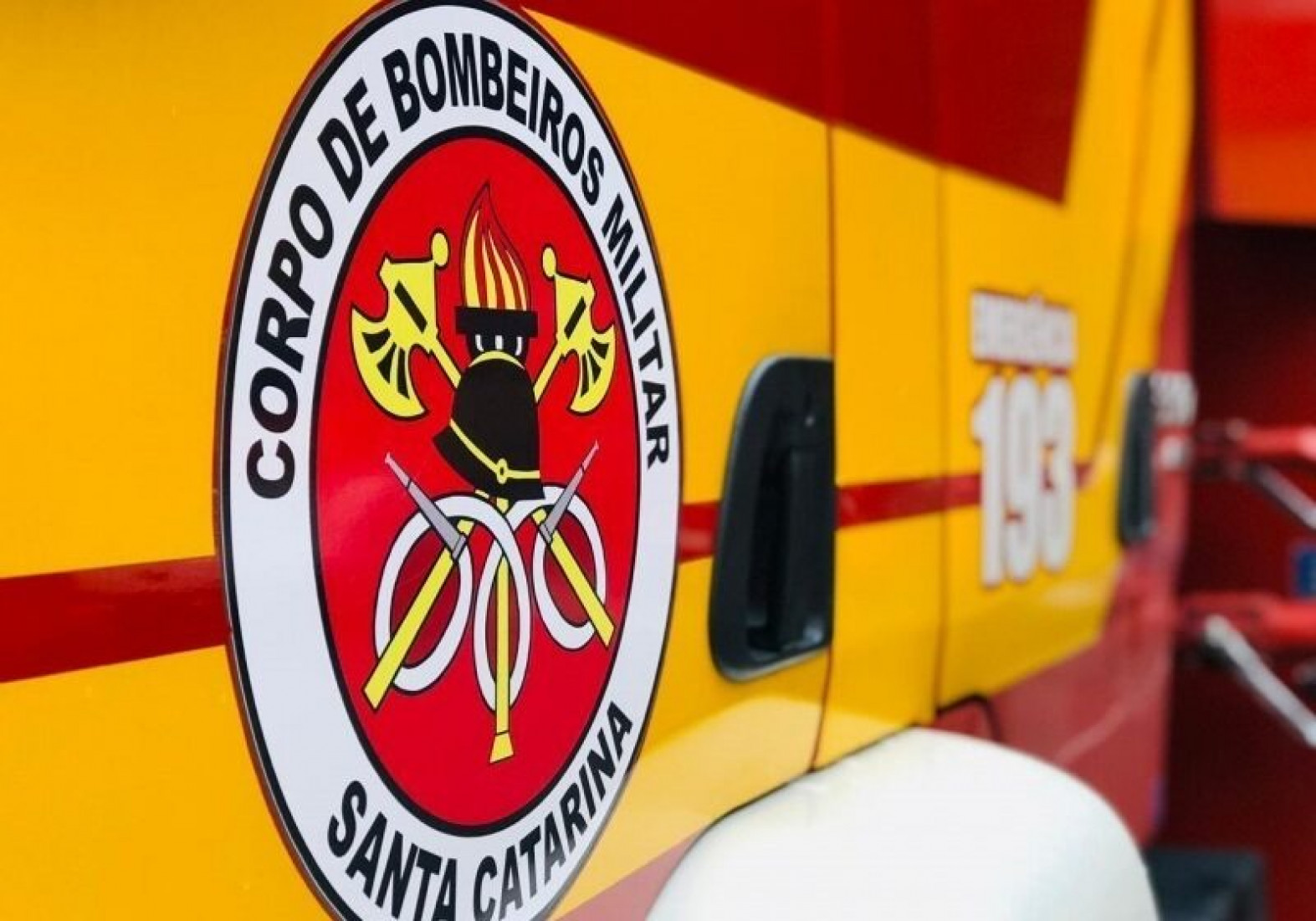 Foram necessários cerca de 500 litros de água e espuma para combater o incêndio e realizar o rescaldo