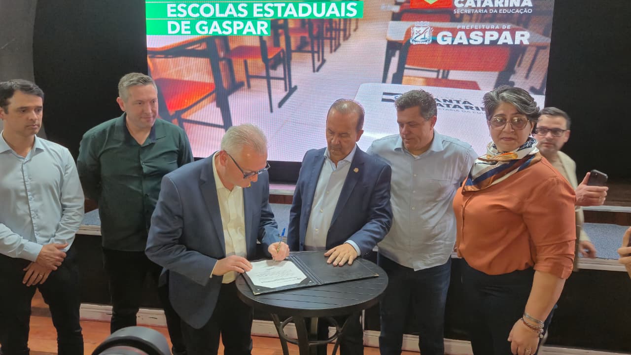 O ato de assinatura do termo que representa o repasse de 20 milhões de reais a prefeitura de Gaspar