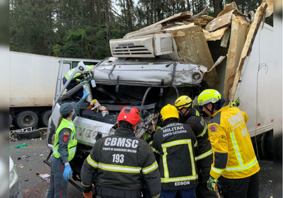 A colisão envolveu três veículos: uma carreta, uma Sprinter e um caminhão Atego