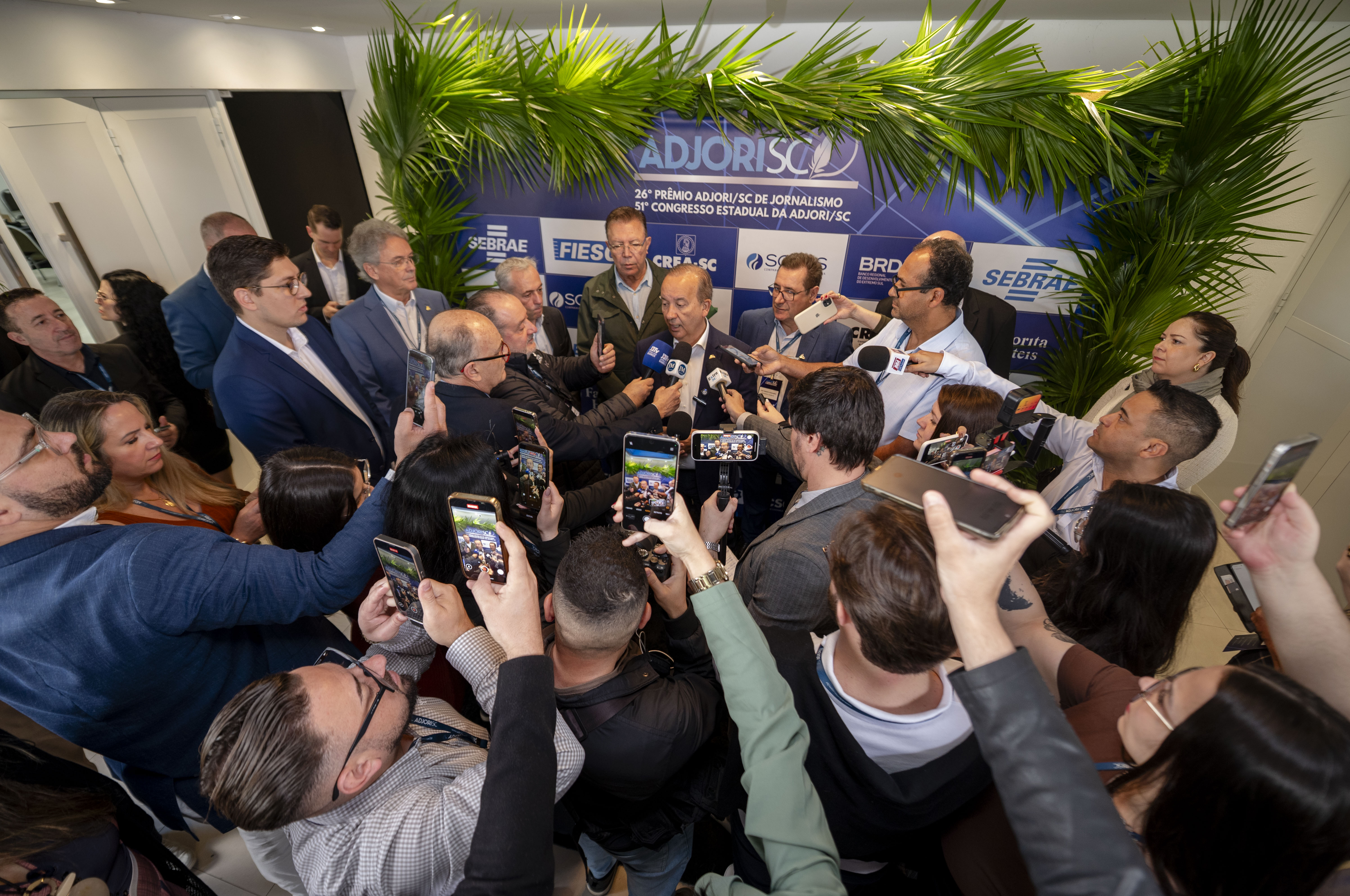 O governador destacou a relevância da informação levada pelos veículos da ADJORI/SC a todos os catarinenses