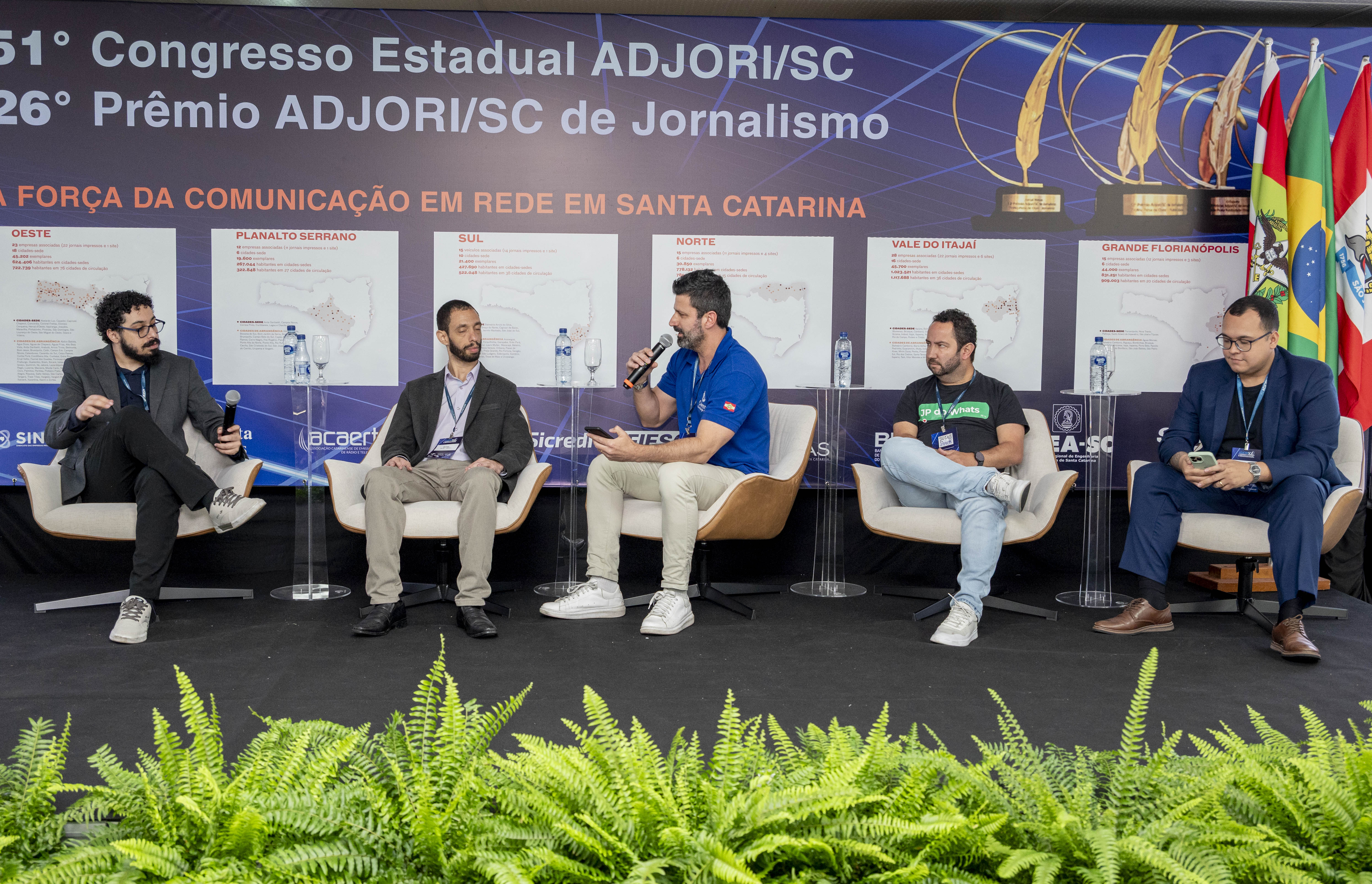 Sob a mediação de Marcelo Tolentino (C), o debate tratou dos recursos disponíveis no universo on-line