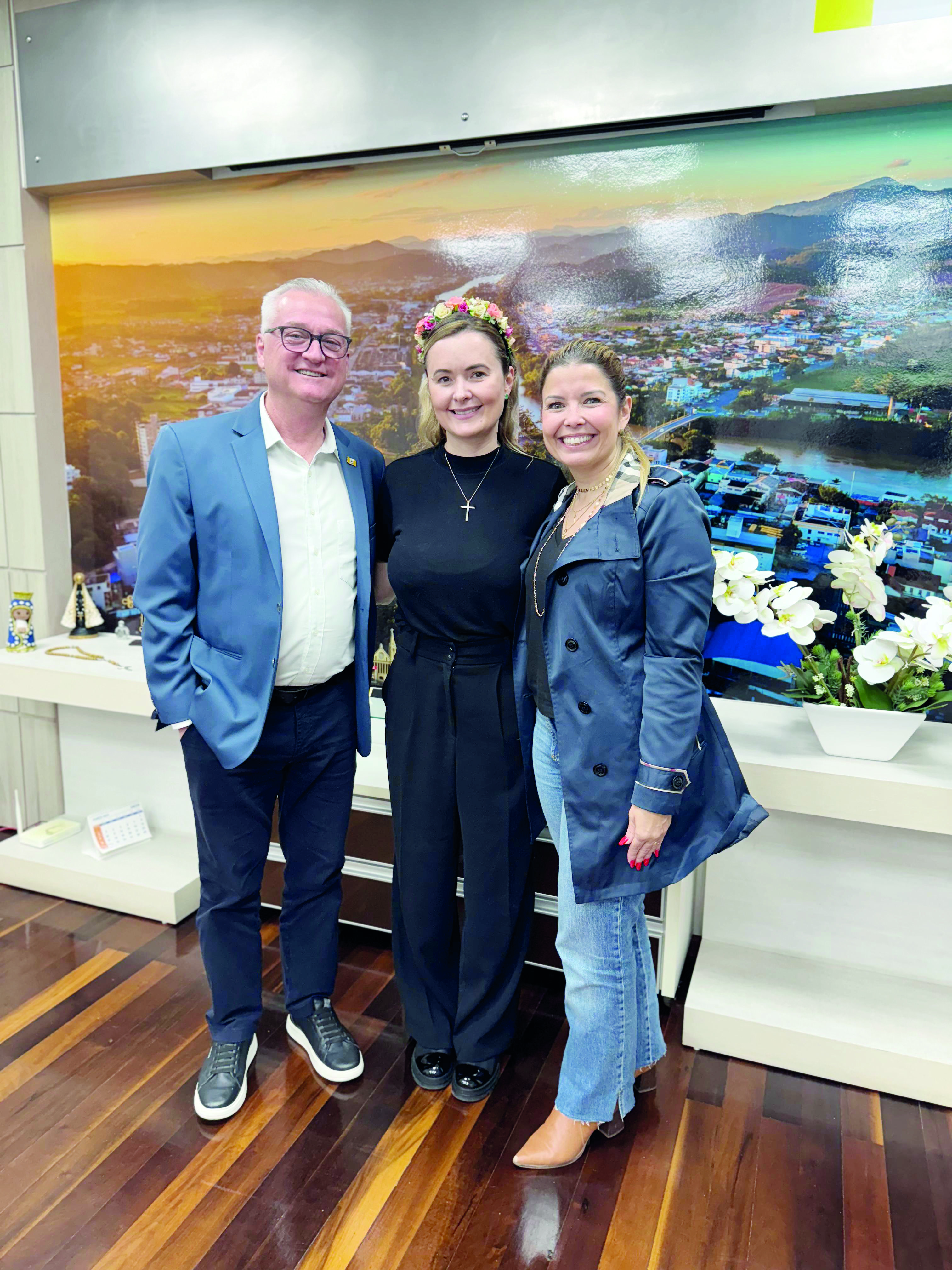 O prefeito Paulo, a deputada Julia e a vereadora Alyne Serafim