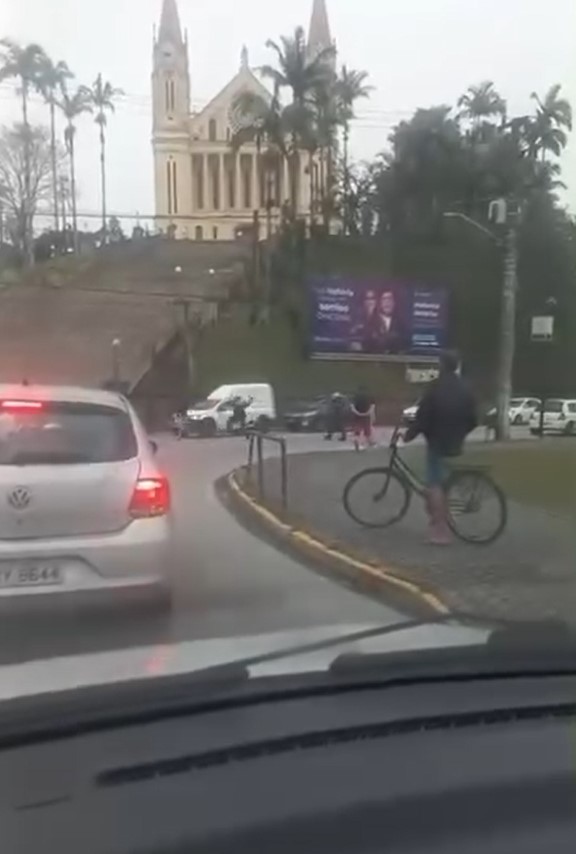 Outros motoristas que passavam pelo local filmaram toda a confusão