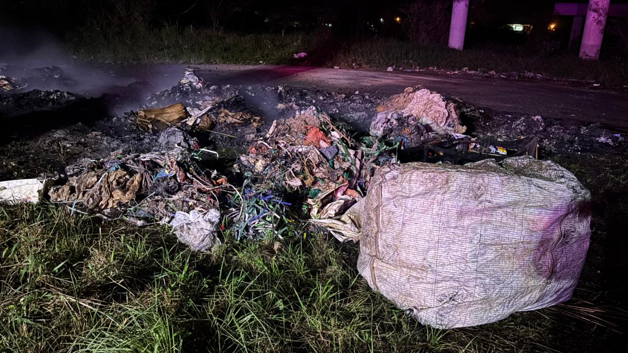 O combate durou cerca de uma hora e foram necessários 2 mil litros de água para debelar o fogo