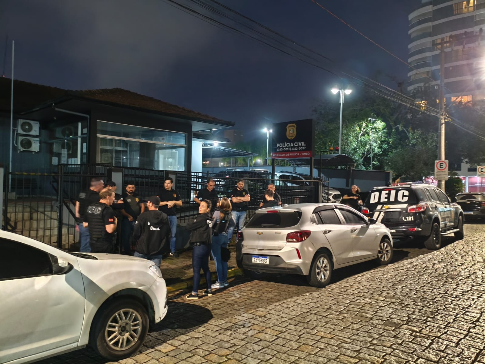 Foram cumpridos seis mandados de busca domiciliar, e a Justiça proibiu os investigados de firmar contratos com o poder público