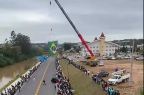 Sequência, feita por drone, mostra o momento do acidente