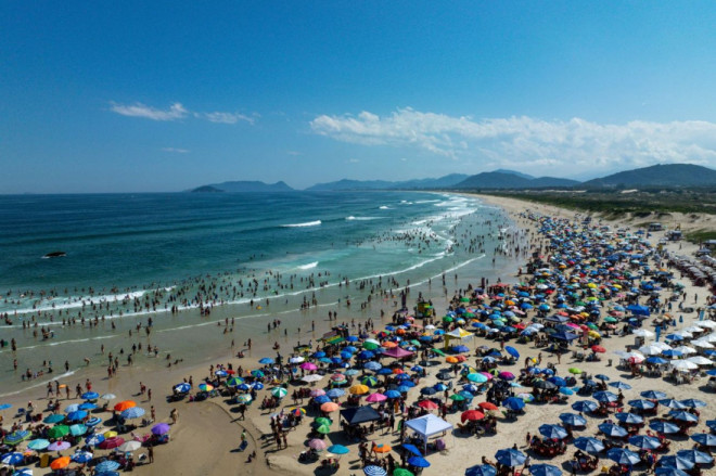 Santa Catarina registra aumento de 66,45% de turistas estrangeiros em 2025
