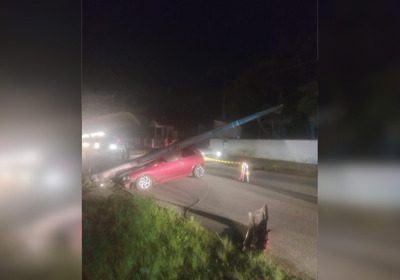 O impacto derrubou a estrutura sobre o carro, rompendo fios de baixa tensão