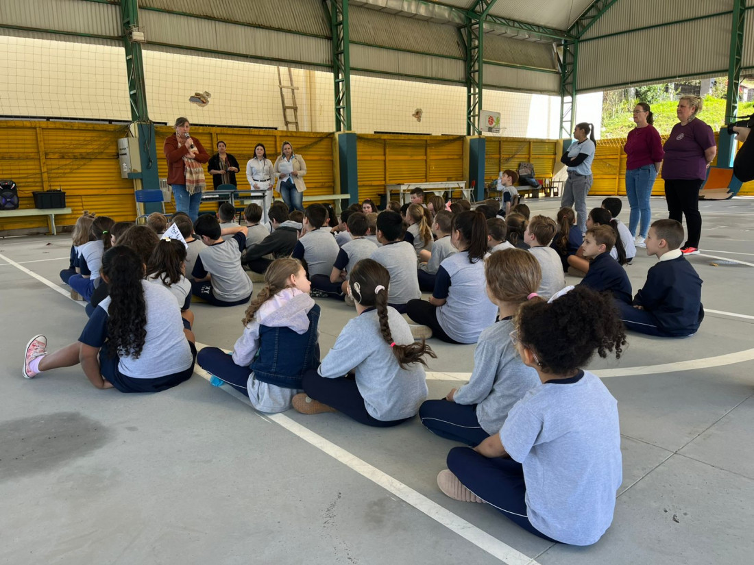 A iniciativa inclui oficinas criativas com materiais recicláveis, quiz ambiental, desfile sustentável, corrida do lixo correto e muito mais