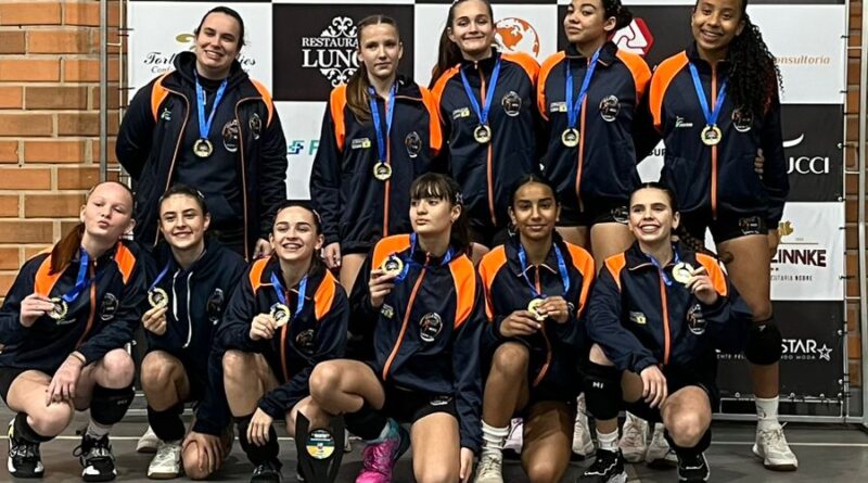 O time da AEEG foi campeã da Copa Pomerode de Voleibol enquanto o DOJO KUN conquistou 10 medalhas no Campeonato Brasileiro de Karatê