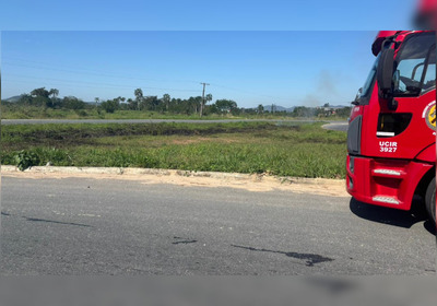 O fogo foi rapidamente controlado em cerca de 10 minutos, com o uso de 100 litros de água