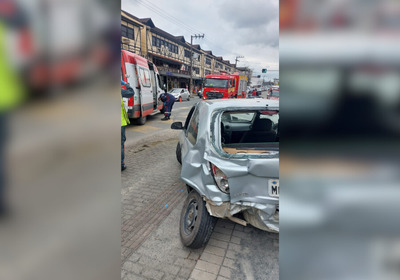 Na ambulância estavam o condutor e a equipe médica, além de um paciente pediátrico e sua mãe