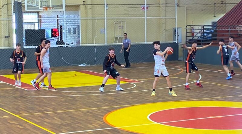 Gaspar participou das modalidades de basquete e voleibol masculino