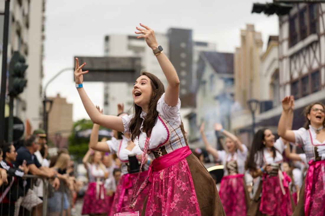 Grupo Blumenau reúne moradores e turistas que desfilam celebrando a tradição germânica de forma gratuita