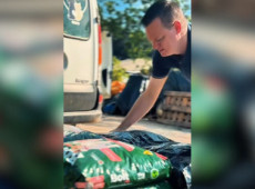 O vereador Calinho faz a entrega da ração ao Abrigo de animais São Francisco