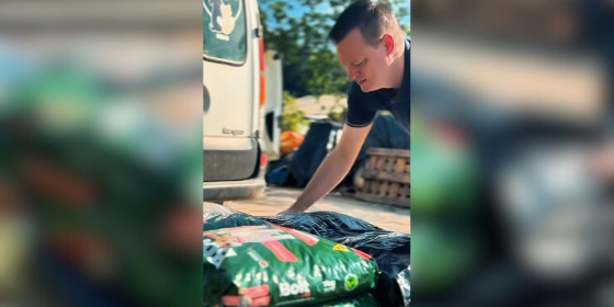 O vereador Calinho faz a entrega da ração ao Abrigo de animais São Francisco