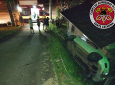Os bombeiros encontraram o motorista consciente, mas preso dentro do carro, com diversas contusões