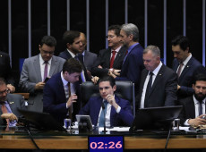 PEC da blindagem é aprovada por deputados e vai ao Senado 