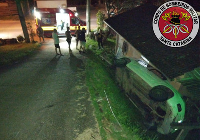 Os bombeiros encontraram o motorista consciente, mas preso dentro do carro, com diversas contusões