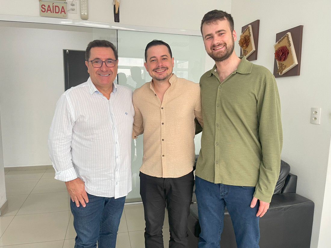 Beto JM, vereador Jean Volpato e o advogado João Pedro Sansão 