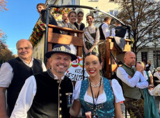 Prefeito de Blumenau e realeza da 40ª Oktoberfest Blumenau representaram a cidade no desfile oficial da maior festa alemã do mundo