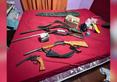 Os dois detidos, de 49 e 26 anos, foram autuados por posse ilegal de arma de fogo de calibre restrito