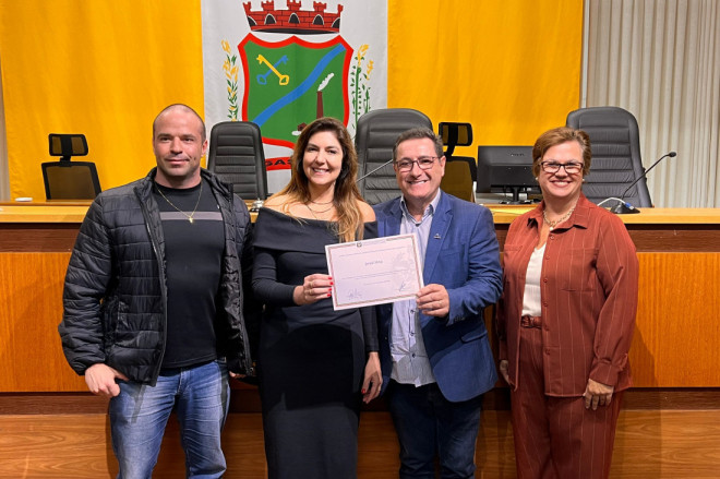Jessé Lopes, Juli e Roberto Deschamps e a professora e vereadora Sandra Hostins