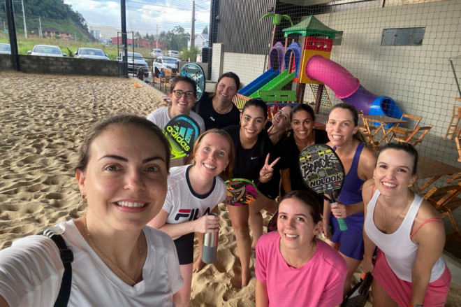 Cristina com as amigas, que também jogam beach tennis