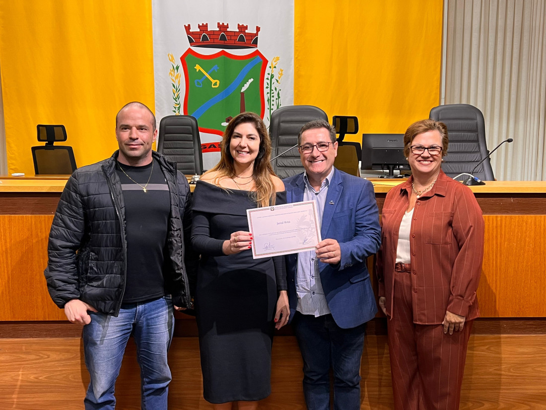 Jessé Lopes, Juli e Roberto Deschamps e a professora e vereadora Sandra Hostins