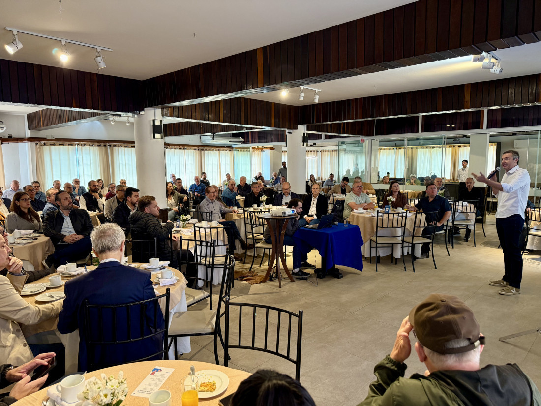 O evento reuniu cerca de 100 pessoas para um café comemorativo e a prestação de contas do deputado