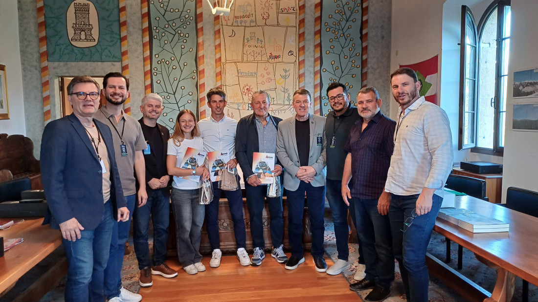Da esquerda para direita: Cassio Quadros  (diretor executivo da Amve), Arão Josino da Silva (prefeito de Ascurra), Egídio Ferrari (prefeito de Blumenau), Ylenia Colombini (vereadora e secretária municipal), Matteo Colombini (prefeito) e vereador, ambos de Fornace na Itália - cidade-irmã de Rodeio, Nei Paulo Venturi (prefeito de Rodeio), Marcelo Doutel  (presidente da Amve e prefeito de Apiúna), Jorge Stolf (prefeito de Rio dos Cedros) e Fernando Tomaselli (diretor do Cimvi)