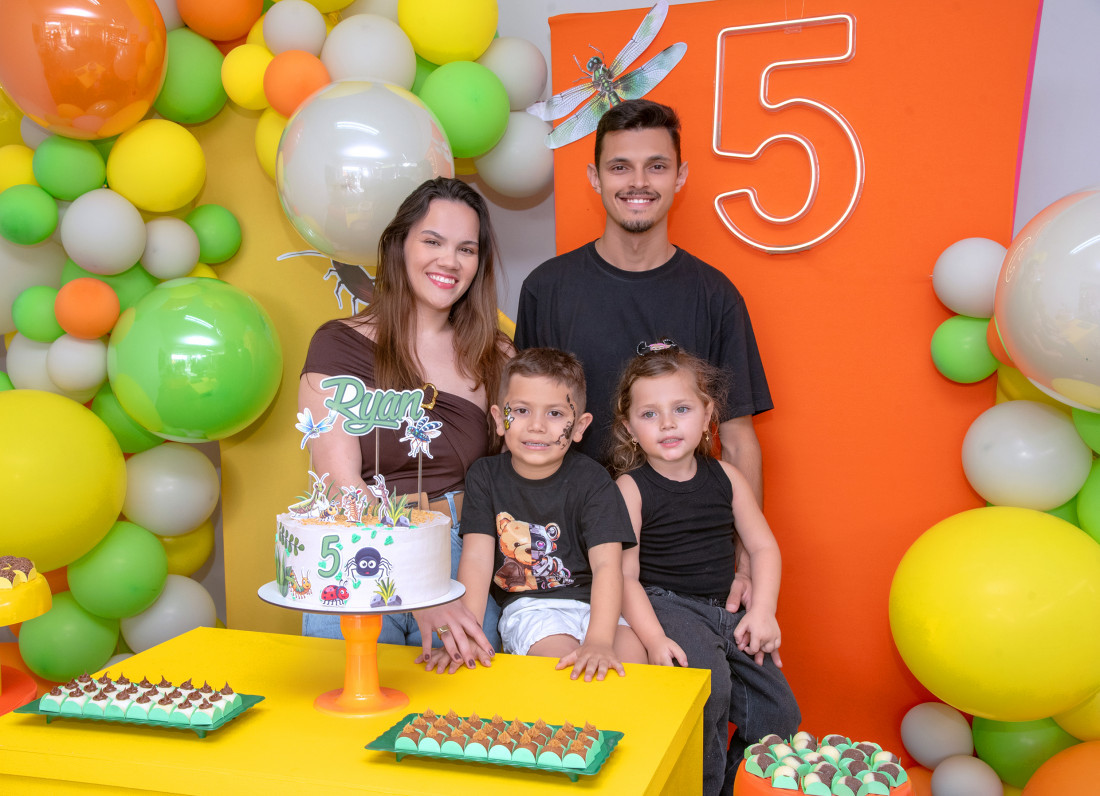 Ryan Miguel de Lima Kades com os pais Schaiane e Gabriel, com a irmã Maria Eloah e convidados. 