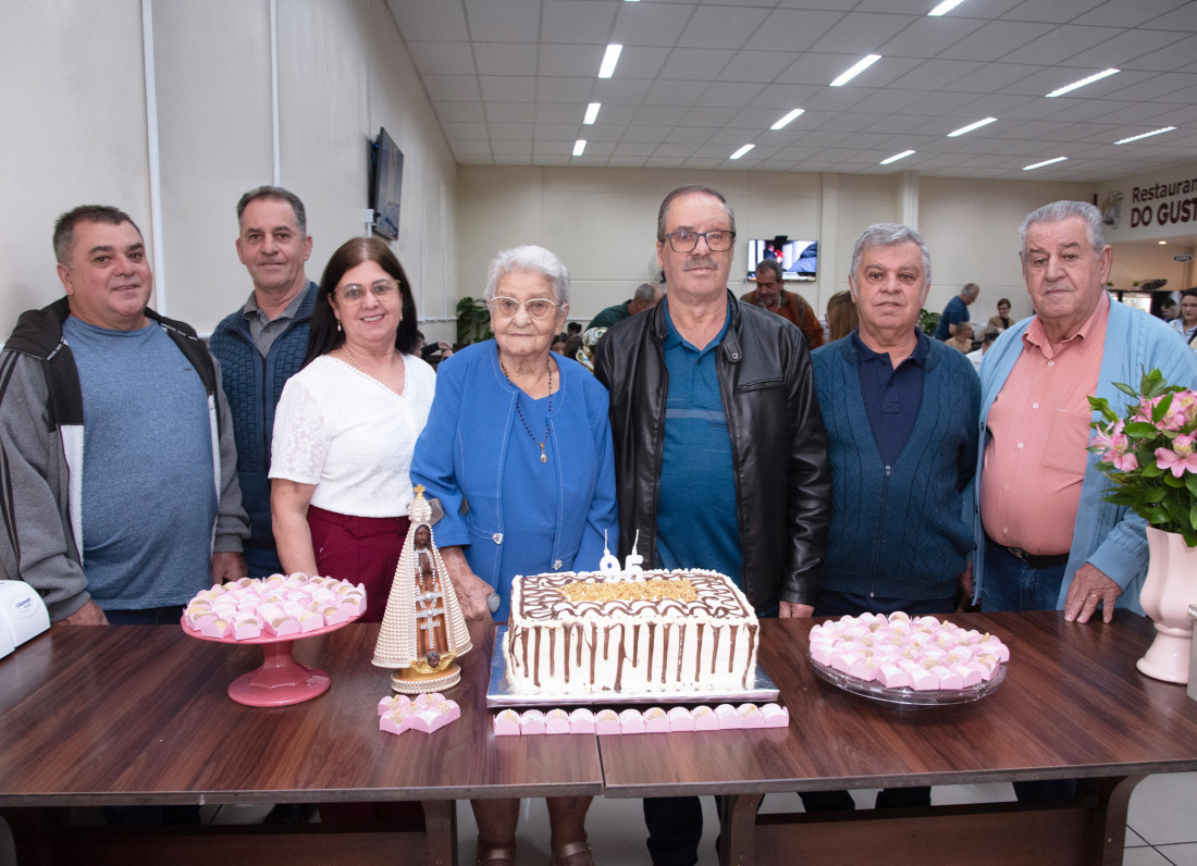 Dona Bertolina Dias Floriano com amigos e familiares
